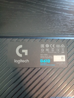 Logitech G610 Orion Red MX Red Nordisk - Tangentbordet G610 Orion Red levererar äkta spelupplevelse. Matt yta som maskerar fingeravtryck och en hållbar flätad kabel ihop med komplex teknik. Varje aspekt präglas av Logitech G:s branschledande konstruktionsteknik och kvalitet som förenas i en unik design. Hållbara, dämpade Cherry MX Red-brytarna har linjär tangenttryckning för snabb aktivering. Fullt fungerande och underbart att skriva på i nyskick enligt bilder. Kan behöva rengöras. Nypris: 1400kr. Mitt pris: 589kr. Se gärna mina ads.