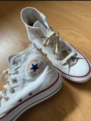 Vita Converse Chuck Taylor All Star - Klassiska vita Converse Chuck Taylor All Star. Några fläckar jag ej försökt få bort, snörena kan behöva bytas ut, annars i bra skick 🤍