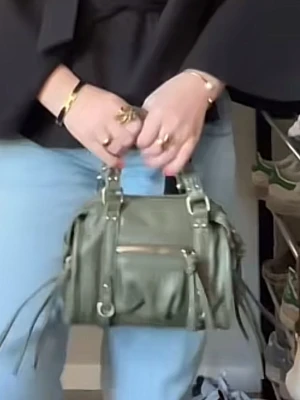 Olivgrön minihandväska med dragkedja - Snygg olivgrön minihandväska i skinnimitation med guldfärgade detaljer och dragkedja framtill. Väskan har korta handtag och dekorativa remmar på sidorna som ger en cool vibe. Perfekt för dig som gillar trendiga accessoarer. kom privat för fler bilder