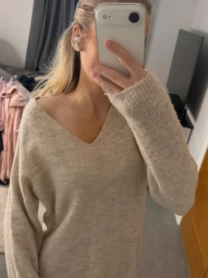 Stickad tröja - Gosig beige stickad tröja från Vero Moda med v-ringning 