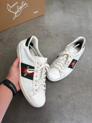 Gucci Ace Bee Skor Herr - Riktigt schyssta Gucci Ace skor för Herr! Storlek: Uk9 - 43/44 | Skick enligt bilder! Har lite små fläckar och skavanker men överlag riktigt schyssta skor som har mycket liv kvar i sig✅ Självklart 100% äkta och autentiska! | Alltid frakt inom 24h🚚|  Inget og medföljer!
