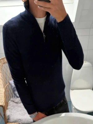 Superdry Merinoull Quarter Zip ~ Hög Kvalité  - Superdry stickad quarter zip i något av den finaste merinoullen på marknaden | Storlek: S | Passform: Slim Fit | Färg: Mörkblå | Skick: 10/10 Inga Defekter, Inget nopper | Pris ej hugget i sten!