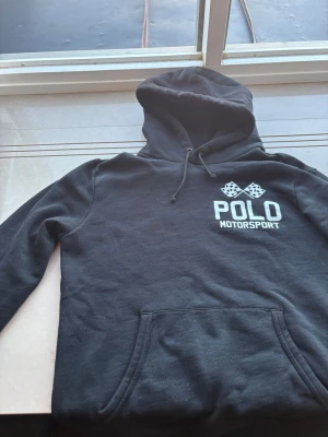 Svart Hoodie från Ralph Laurent - Säljer denna svarta Hoodie från Polo Ralph Laurent i super fint skick, knappt använd. Orderbekräftelse från Care of Carl finns. Storlek S men passar M 
