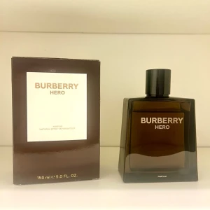 Burberry Hero Parfum 150ml - Säljer min Burberry Hero Parfum 150 ml. Riktigt elegant och maskulin doft med varma träiga noter – perfekt för kvällar, höst och vinter.  Se gärna bilderna för mängd och skick. Förvarad mörkt och svalt.  Originalförpackning medföljer.