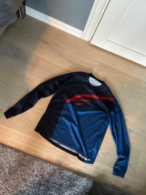 Alpinestars cykel tröja  - Alpinestars cykel tröja i bra skick. Storleken är Xl i junior storlek. 