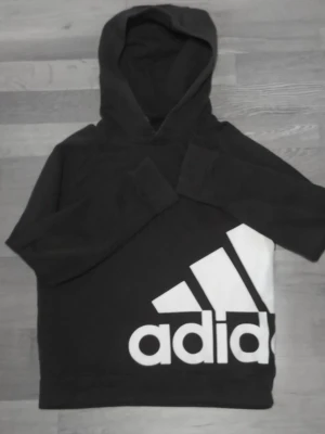 Svart hoodie med stor Adidas-logga - Adidas hoodie i bra skick.                                                  Skriv för mer information 😀