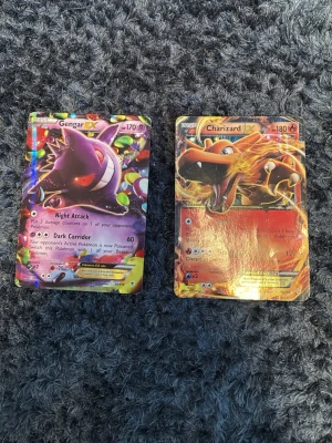 Stora Pokémonkort  - Säljer dessa 5 jumbo-pokemonkort. Skicket på korten är de som syns på bilderna. Bara att skriva vid funderingar👍 skriv till mig vad för pris ni tänker per kort men om ni vill köpa allihopa i ett paket så är det 399kr som jag tänker, men pris kan diskuteras! Finns att hämta i torslanda annars fraktar jag!