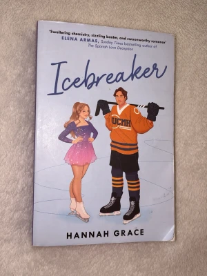Icebreaker av Hannah Grace - Icebreaker är en romantisk ungdomsroman av Hannah Grace. Omslaget är ljusblått med illustrationer av en konståkare i rosa klänning och en hockeyspelare i orange tröja. Boken handlar om Anastasia och Nate som tvingas samarbeta på isen trots sina olikheter.
