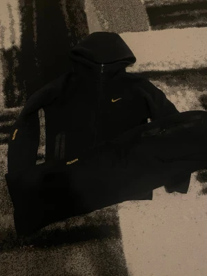 Nike nocta Xs passar S - Svart Nike nocta byxor med hoodien.säljer den för den va lite liten på mig och behöver pengar. Har använt den ett par gånger och de finns en liten hål på byxorna som jag har sytt och den syns inte längre. 