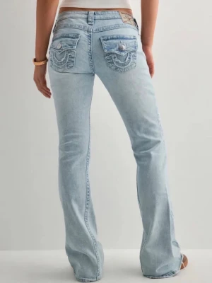 Ljusblå true religion jeans  - Ett par ljusblåa true religion jeans som ser ut som nya! Använda ca 5 gånger och är k helt perfekt skick. Jeansen är perfekt lågmidjade och fickor med jätte fina ”jeans” detaljer! (Större i storleken)