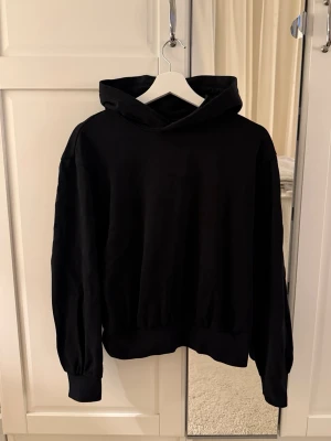 Svart hoodie - Mysig svart hoodie med fin passform! Skriv vid frågor, köp gärna direkt💖