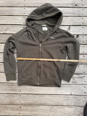 hoodie från Pepe Jeans - Hoodie från Pepe jeans Se bild för mått   Bara att fråga om du har några andra funderingar😊