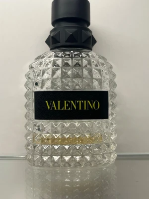 Valentino Uomo Born In Roma Yellow Dream 50ml - Säljer en Valentino Uomo Born in Roma Yellow Dream Eau de Toilette. Flaskan innehåller ungefär den mängd som visas på bilderna.  Born in Roma Yellow Dream är en fräsch och modern maskulin doft med en kombination av livlig italiensk mandarin, kryddig ingefära och varm vanilj. Resultatet är en mjuk, energisk och lätt söt doft som passar perfekt både till vardags och kväll.  * Skick: Väl omhändertagen och förvarad i torr och mörk omgivning * Originalflaska * Se bilder för återstående mängd  