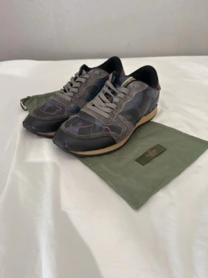 Valentino Garavani Rockrunner sneakers  - Valentino Garavani Rockrunner sneakers | Snygg modell med klassiska rockstuds baktill | Fint skick | Bekväma och lätta att matcha | Kolla gärna min profil för mer info och fler items. Perfekt till hösten | Dustbagen ingår inte 🚨
