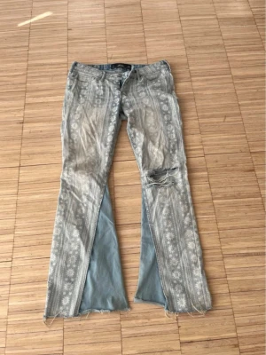 Hollister bootcut jeans - Super snygga bootcut vintage hollister jeans med låg midja. Midjemått är 36cm och innerbenslängden 71cm. De passar mig som är 164cm. Priset är diskuterbart vid snabb affär.