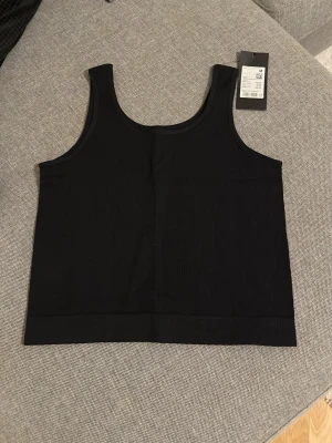 Svart ribbad linnetopp från TriDri - Snygg svart ribbad linnetopp från TriDri i stretchigt material. 