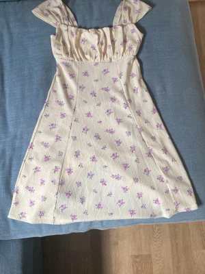 Fin blommig klänning - En jätte söt blommig klänning perfekt nu till sommaren! Den är i mycket bra skick, den har ändats använda cirka 1-2 gånger❤️