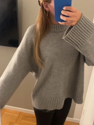 Grå stickad tröja från gina - Jättfin stickad tröja från gina i jätte bra skick. Använd ett fåtal gånger. Är i storlek m men passar både s och xs