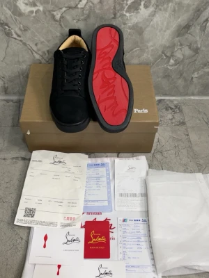 Svarta sneakers med röd sula - Jätte snygga Christian Loubitins skor i storlek 41. Knappt använd som nya. Kvitto och allt original finns. Perfekt för alla dagar och bra för dig som vill se stilig och fräsch ut. Kom med frågor och prisförslag 😊 bara skor medföljer vid köp 