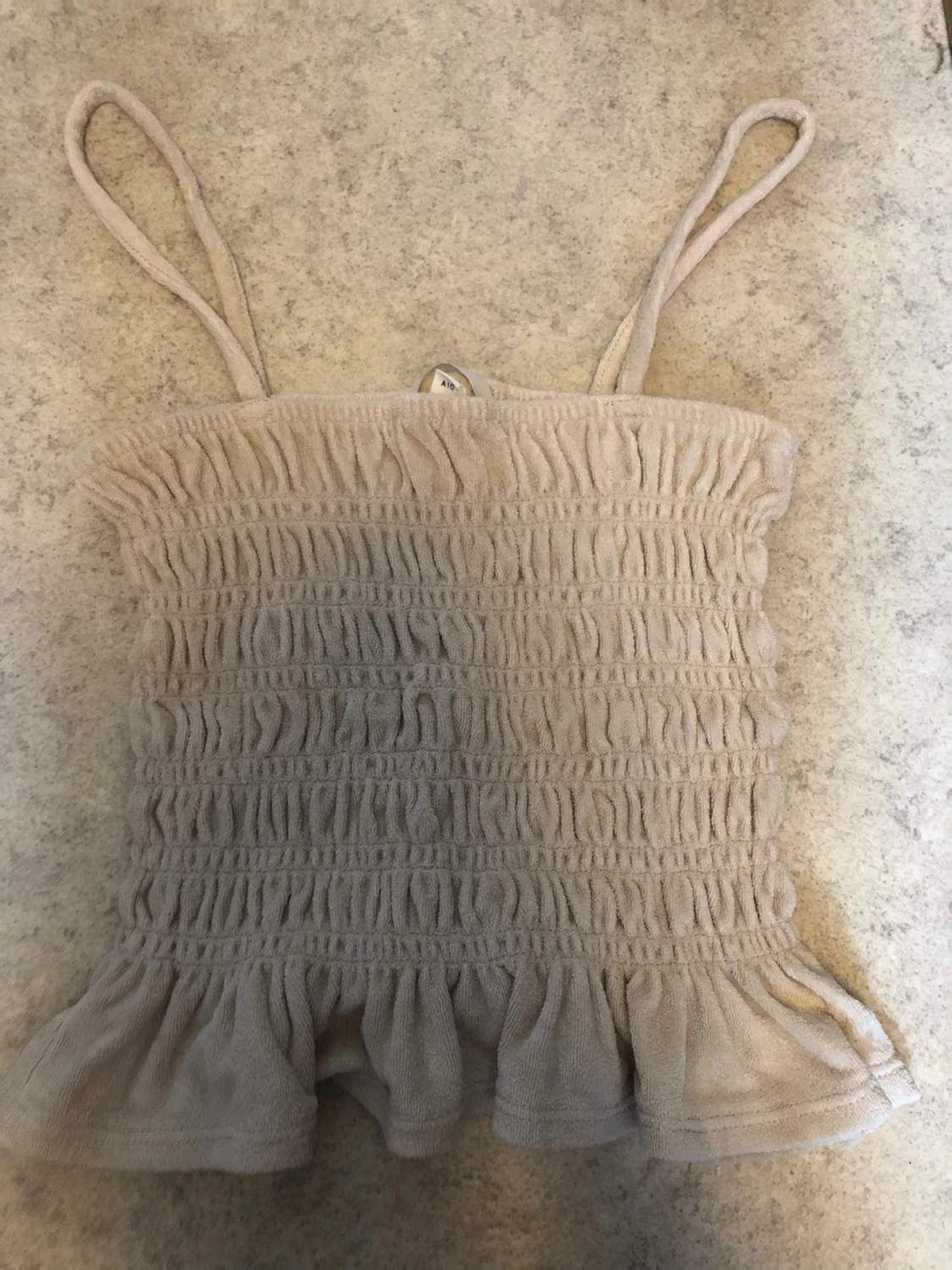 Beige smockad linnetopp med volang