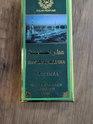 Attar Al-Madina roll-on parfym 8 ml - En koncentrerad roll-on parfymolja, Attar Al-Madina, i en grön och guld kartong med gulddetaljer och bild på moské. Innehåller 8 ml olja och har en elegant, klassisk design. Perfekt för dig som gillar orientaliska dofter. Oöppnad