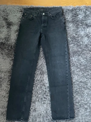 Nudie jeans - Säljer ett par svarta jeans från nudie. Storlek W30 L34 mycket bra skick