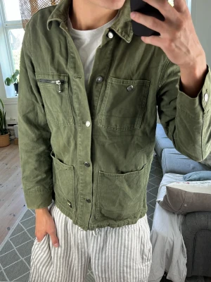Jeansskjorta/Overshirt olivgrön  - Super trendig och snygg! Mått: A:45 B:44 C:50 D:64 (cm) Skriv vid fundering 😇🙌