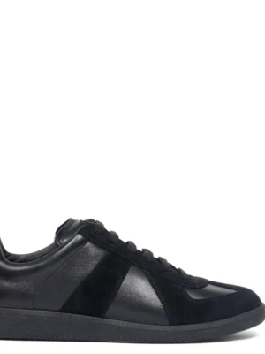 Svarta sneakers i läder och mocka - Stilrena svarta sneakers med en mix av slätt läder och mockadetaljer. Klassisk låg modell med svart sula och svarta skosnören. Perfekta för dig som gillar en clean och tidlös look.storlek 44 men passar 43