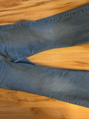 Levi’s jeans  - Byxorna är uppsydda för att passa en person som är ca 160cm. Använt sparsamt. Sann i storlek, storlek 31. Köpt för 799. Tvättad är dom men inget som syns eller påverkar något. 