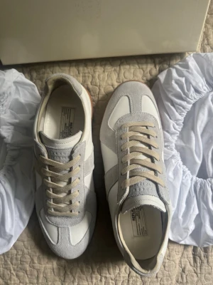 Maison Margiela Gats:  kvitto finns ❗️ - ✅   Säljer ett par Maison Margiela GATS i mycket fint skick.  Box o dustbags till skorna ingår såklart samt kvitto från Nk . Ifall mer bilder önskas säg bara till. hör även av dig vid frågor eller prisförslag 😌
