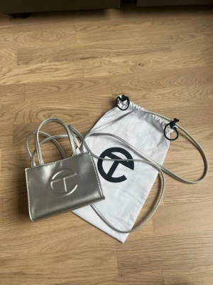 Telfar small shopping bag - Slutsåld och aldrig använd. Kvitto finns. Nypris: 150$