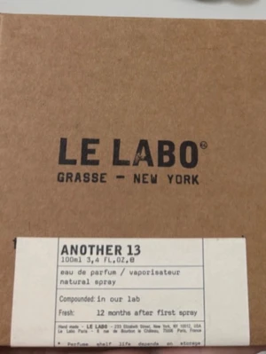 Le Labo Another 13 EdP 100ml - Le Labo Another 13 är en exklusiv eau de parfum i en minimalistisk, genomskinlig glasflaska med silverfärgad spraykork. Doften är känd för sin unika, syntetiska och träiga karaktär. Flaskan rymmer 100 ml och har en stilren etikett med svart text. Öppnat i juni användt några ggr men trodde den skulle dofta annorlunda på mig då min väninna har samma 
