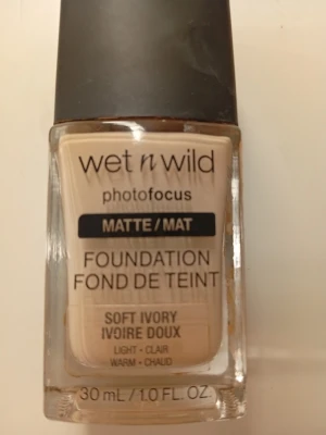 Wet n Wild Photo Focus Foundation - Foundation från Wet n Wild i nyansen Soft Ivory. Ger en matt finish och har en ljus, varm ton. Kommer i en fyrkantig glasflaska med svart lock och rymmer 30 ml. Perfekt för dig som vill ha en naturlig bas med matt effekt.