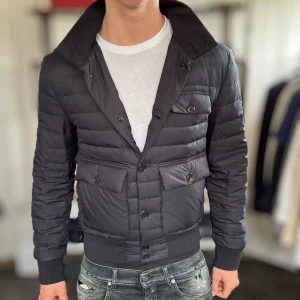 Ralph lauren purple label jacka - Säljer nu denna riktigt exklusiva dunjacka från RLPL! Mycket fint skick, inga defekter🙌Nypris ca 20 000kr. Passar dig som är 170-180cm ungefär. Modellen är 185 cm, 75 kg. Jackan är givetvis äkta och säljs av Bonde Clothing Co som är ett registrerat företag! Alltid billigare pris vid köp av flera varor‼️🙌Svarar alltid på frågor eller funderingar😇