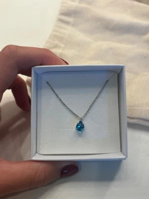 Blått halsband från Caroline Svedbom - Säljer mitt Petite Drop Necklace / Lapis i den fina färgen Lapis.  Halsbandet är helt oanvänt och kommer i nyskick. Jag fick det i studentpresent men det har tyvärr inte kommit till användning, så jag hoppas att det kan få en ny ägare som uppskattar det.  Nypris: 795 kr.  Hör gärna av dig om du har några frågor eller vill se fler bilder. 🌸