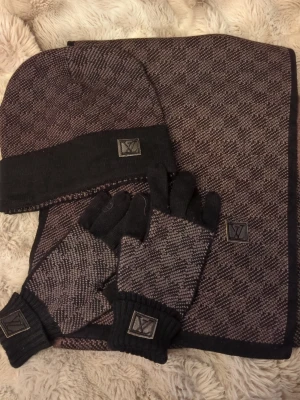 L v 3 piece set  - Endast testat, toppen skick. Inget billigt material