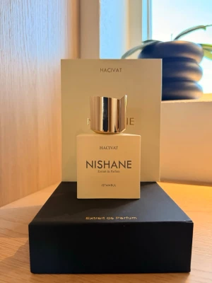 Nishane Hacivat  - Hej, säljer en Hacivat som är en mycket populär och otrolig doft.  Nishane Hacivat🍍 ≈ 35/50ml  Pris: 650kr  Parfymen har mycket bra prestanda med stark projektion och lång hållbarhet.  Jag kan både frakta och mötas upp  ( köparen står för frakt )  MVH Ted 😁