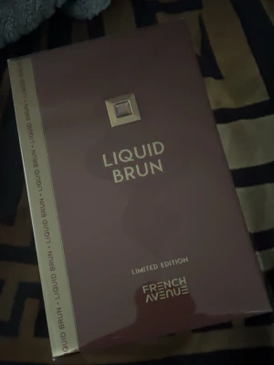 Liquid Brun Limited Edition - Säljer en exklusiv parfym från French Avenue, Oöppnad Limited Edition Liquid Brun. Förpackningen är elegant i brun och guld med stilren design. Perfekt för dig som vill ha en unik doft i samlingen.