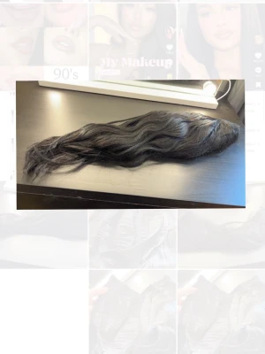 Half wig peruk svart  - Långt svart löshår med naturliga vågor och clips för enkel fastsättning. Insidan har ett nät och flera spännen för att sitta säkert i håret. Perfekt för att snabbt få längre och fylligare hår. Materialet ser ut att vara syntet eller äkta hår. 40cm 