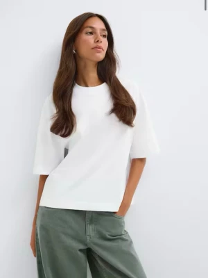 Vit oversized t-shirt i bomull - Säljer en vit oversized t-shirt med rund hals och korta ärmar. har en avslappnad passform som ger en trendig look. Perfekt att styla med jeans eller shorts för en clean och enkel outfit. Aldrig använd storleken var för liten. 