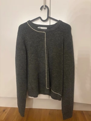 Grå stickad tröja från Zara - Mörkgrå stickad tröja från Zara som jag nästan aldrig använt❤️så därför säljer jag den för ett billigt pris! Tröjan är i storlek M men passar även en storlek S skulle jag säga☺️