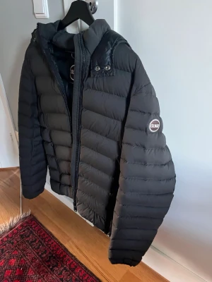 Svart dunjacka från Colmar - Snygg svart/grå höstjacka från Colmar. 9/10 skick. Storleken är S/M