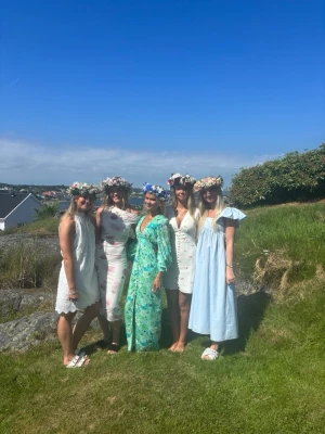 Adoore - Säljer en långklänning från adoore i gröna och blå toner med blommigt mönster. Bara använd två gånger🥰