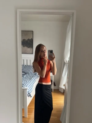 Koppar topp med knyt🧡 - Tight blus topp i koppar färg med fint knyt i nacken🧡 Köpt från H&M några månader sedan.  Aldrig använd, endast provad.   Skriv för frågar/fler bilder!