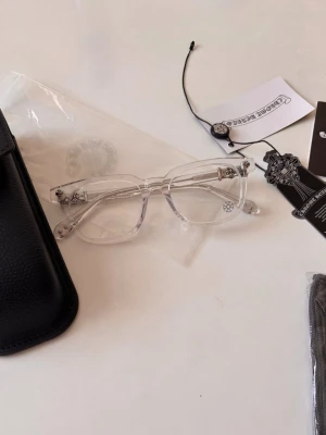 Chrome hearts glasögon (genomskinliga) - Riktigt fint par av chromehearts glasögon har bara provat dom aldrig använda. Helt nya fint skick o riktigt hög kvalite du får med allt på bilderna.