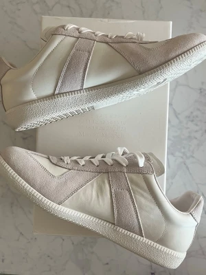 Maison Margiela Gats - Säljer dessa Maison Margiela Gats i underbart skick. Pris kan diskuteras, hör av er vid frågor!✅ Det är storlek 45 men passar även 44.
