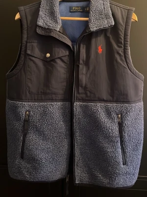 Polo Ralph lauren väst  - Säljer nu denna eftertraktade väst från Ralph Lauren. Går ej att få tag på längre. Inga defekter. Small. Skriv gärna vid frågor👍