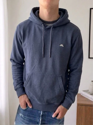 J.Lindeberg Mörkblå hoodie - Säljer en fet hoodie från j.lindeberg i färgen mörkblå. Hoodien är i strl L men sitter som en M och hör gärna av er vid frågor elr funderingar!!