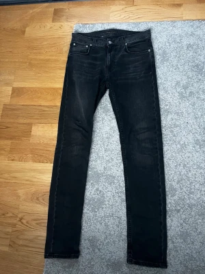 Nudie Lean Dean 31/34 - Nudie lean Dean 31/34. Simpla och snygga slitningar(bilder finns) sjukt snygg tvätt å skön passform. 