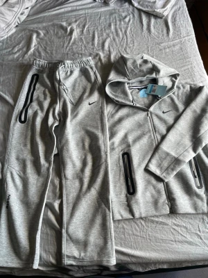 Nike Nocta set - Helt ny grå Nike Nocta set. Aldrig använd, är i perfekt skick och kommer med tags. Storlek M